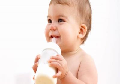 علت نگه داشتن شیر در دهان نوزاد