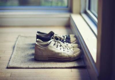دلیل نپوشیدن کفش در خانه