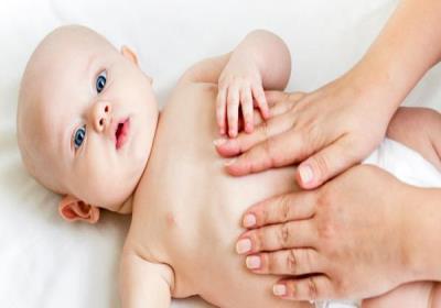 درمان نفخ و کولیک نوزاد با ماساژ