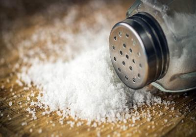 فواید ریختن نمک در شامپو