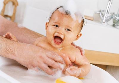 چگونه حمام کردن را برای کودک لذت بخش کنیم